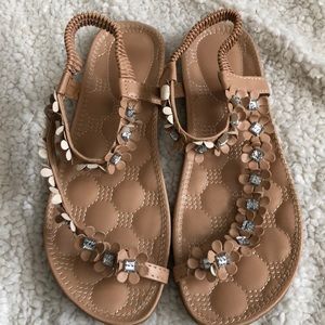 Size 8 flower strappy sandal cream